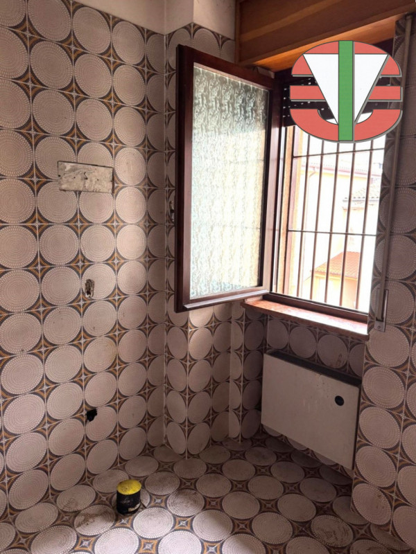 Proponiamo in vendita un'interessante porzione di immobile commerciale/residenziale situata nella...