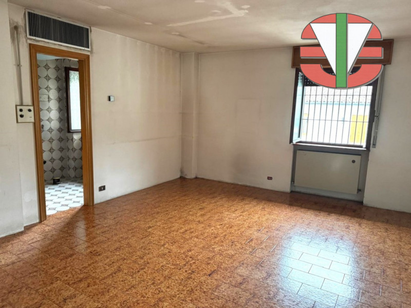 Proponiamo in vendita un'interessante porzione di immobile commerciale/residenziale situata nella...