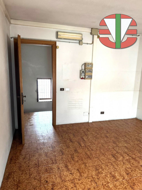 Proponiamo in vendita un'interessante porzione di immobile commerciale/residenziale situata nella...