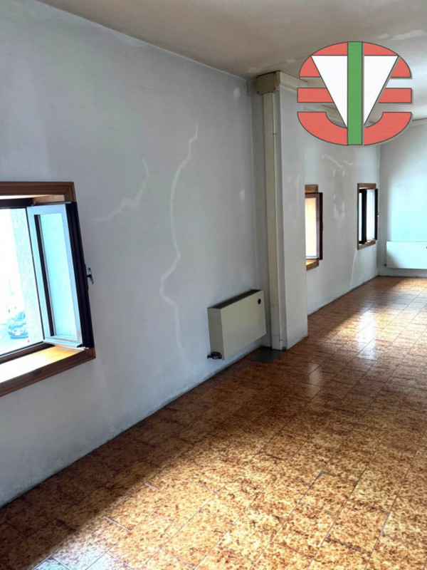 Proponiamo in vendita un'interessante porzione di immobile commerciale/residenziale situata nella...