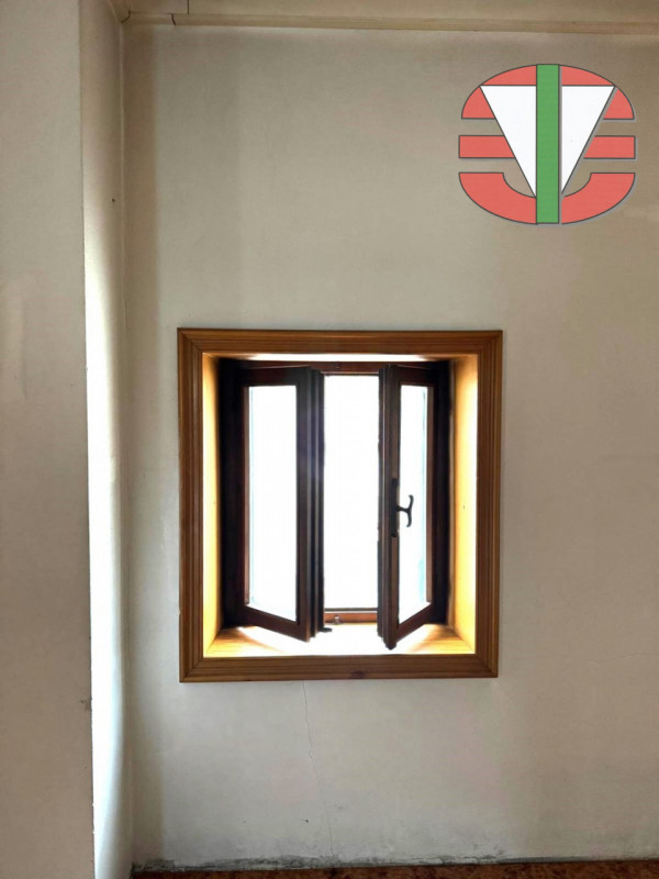 Proponiamo in vendita un'interessante porzione di immobile commerciale/residenziale situata nella...