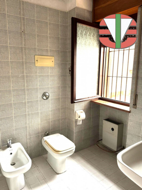 Proponiamo in vendita un'interessante porzione di immobile commerciale/residenziale situata nella...