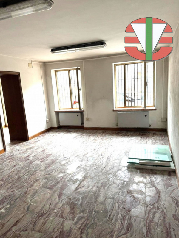 Proponiamo in vendita un'interessante porzione di immobile commerciale/residenziale situata nella...