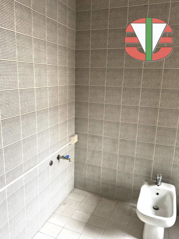 Proponiamo in vendita un'interessante porzione di immobile commerciale/residenziale situata nella...