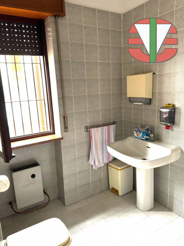 Proponiamo in vendita un'interessante porzione di immobile commerciale/residenziale situata nella...