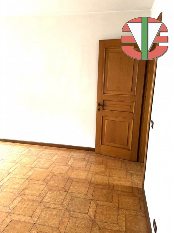 Proponiamo in vendita un'interessante porzione di immobile commerciale/residenziale situata nella...