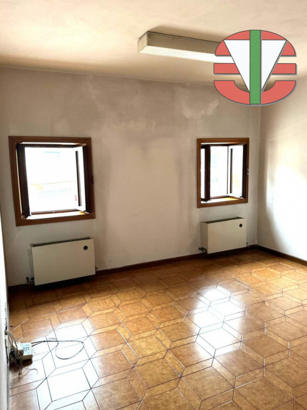 Proponiamo in vendita un'interessante porzione di immobile commerciale/residenziale situata nella...