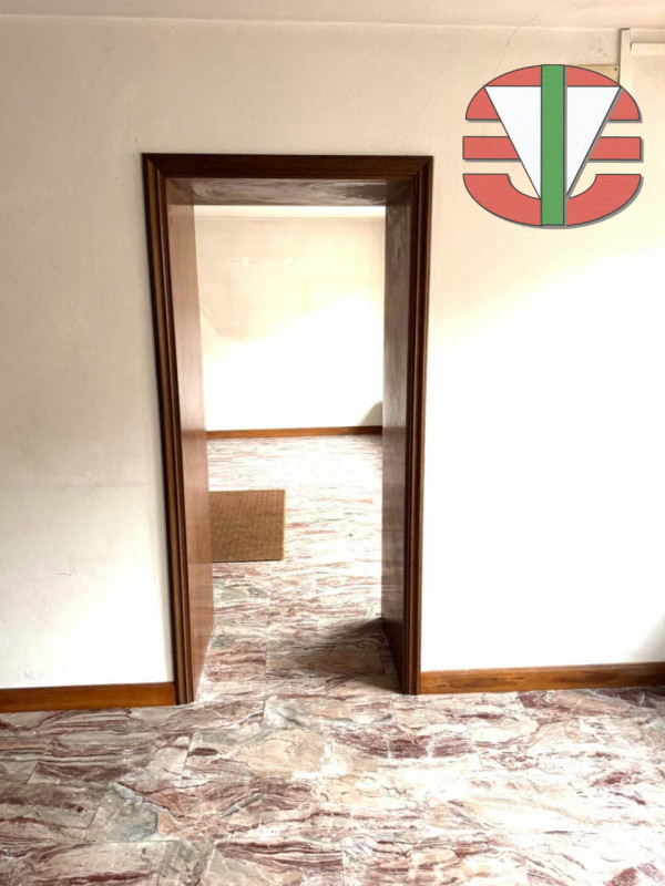 Proponiamo in vendita un'interessante porzione di immobile commerciale/residenziale situata nella...