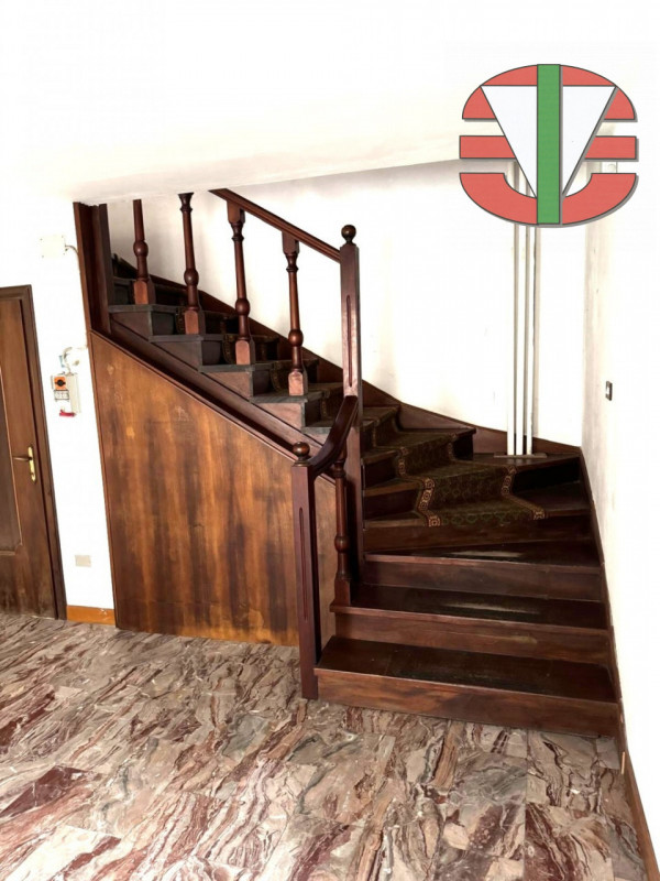 Proponiamo in vendita un'interessante porzione di immobile commerciale/residenziale situata nella...