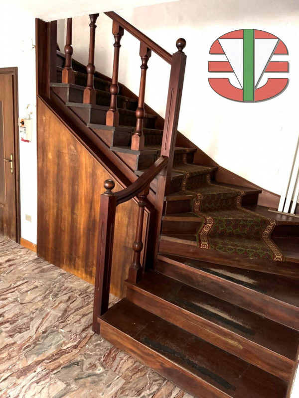 Proponiamo in vendita un'interessante porzione di immobile commerciale/residenziale situata nella...