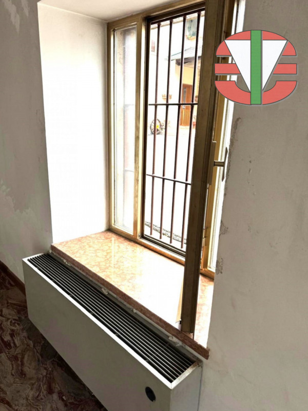 Proponiamo in vendita un'interessante porzione di immobile commerciale/residenziale situata nella...