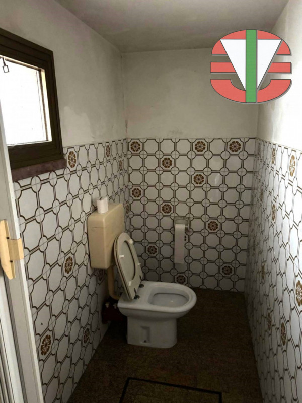 Proponiamo in vendita un'interessante porzione di immobile commerciale/residenziale situata nella...