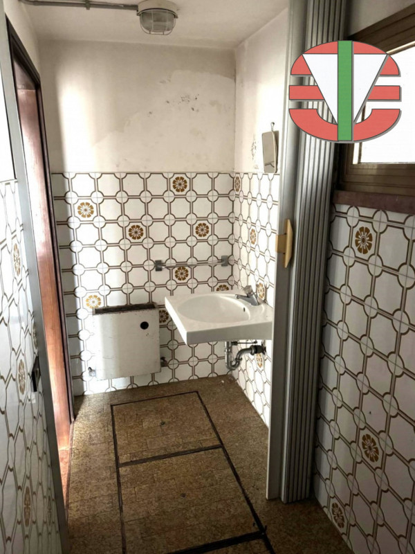 Proponiamo in vendita un'interessante porzione di immobile commerciale/residenziale situata nella...