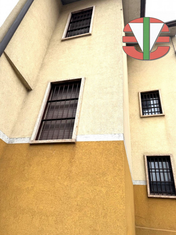 Proponiamo in vendita un'interessante porzione di immobile commerciale/residenziale situata nella...