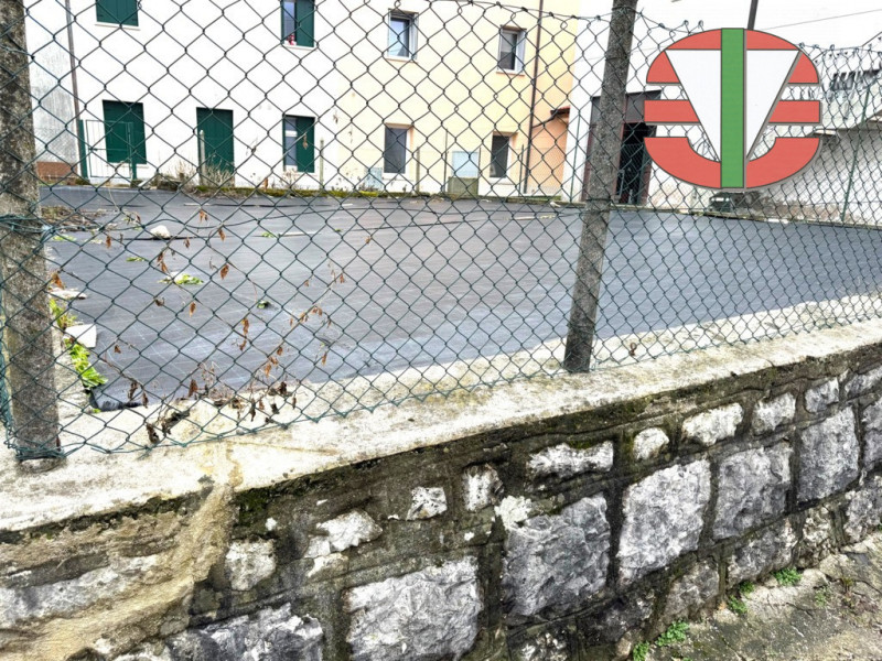 Proponiamo in vendita un'interessante porzione di immobile commerciale/residenziale situata nella...