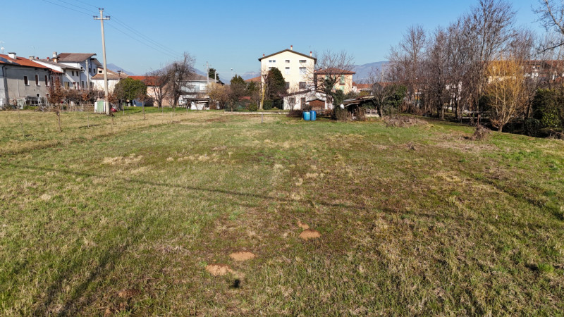 VILLAVERLA Novoledo - bifamiliare sovrapposta con 1700 m. di terreno € 139.000,00

Trattativa Uni...
