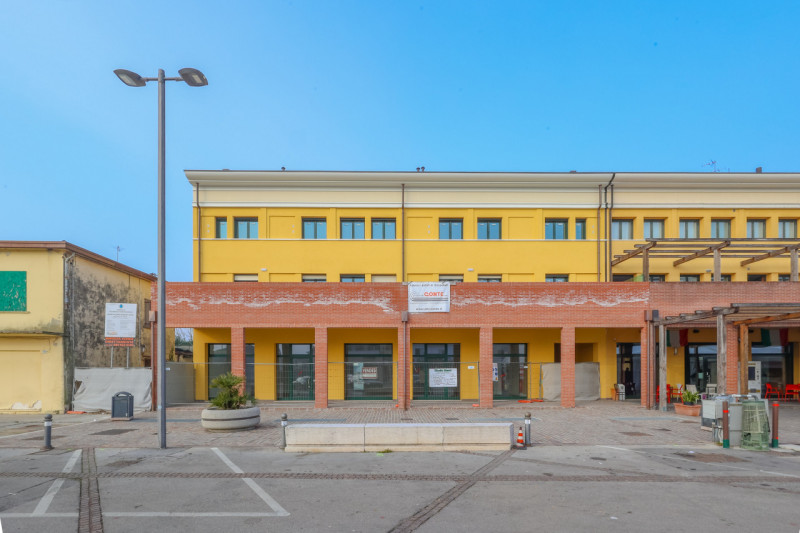 Al centro della Piazza del mercato di Villanova di Camposampiero proponiamo in vendita splendido ...
