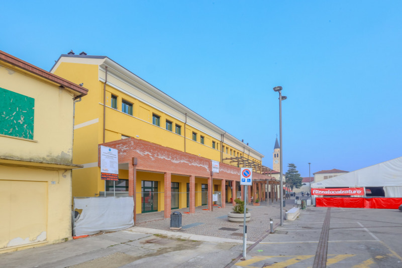 Al centro della Piazza del mercato di Villanova di Camposampiero proponiamo in vendita splendido ...