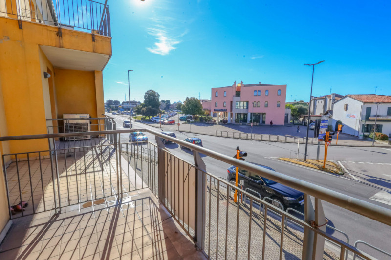 Nel cuore del centro abitato di Scorzè, proponiamo in vendita un ufficio ristrutturato con ottima...