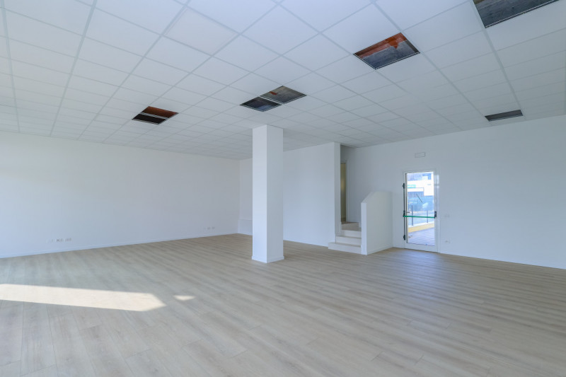 Nel cuore della Piazza di Villanova di Camposampiero, proponiamo in vendita un locale commerciale...