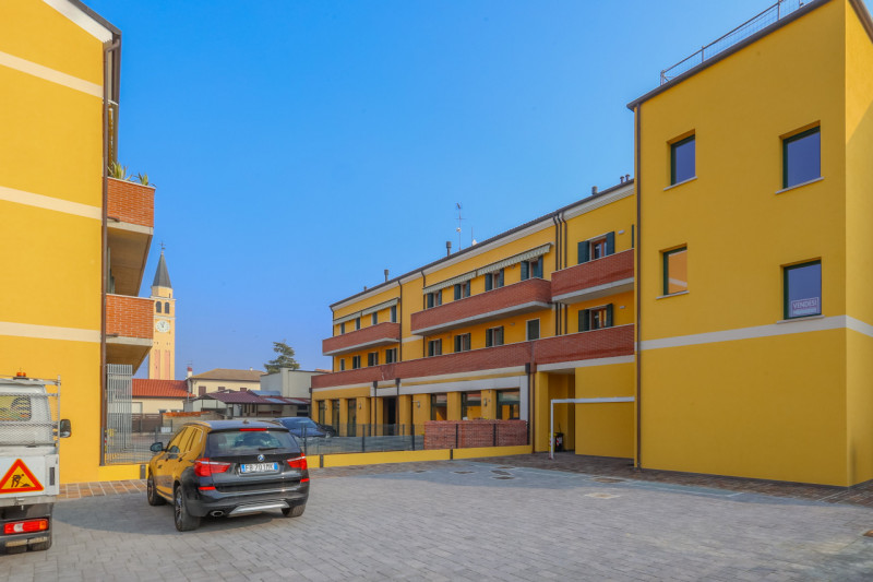 Nel cuore della Piazza di Villanova di Camposampiero, proponiamo in vendita un locale commerciale...