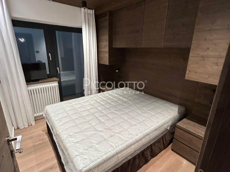 Rif. V5220 - Cortina d'Ampezzo, in suggestiva località Pralongo, elegante trilocale in vendita. 
...