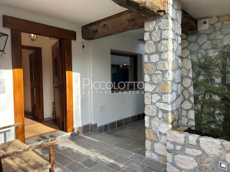 Rif. V5220 - Cortina d'Ampezzo, in suggestiva località Pralongo, elegante trilocale in vendita. 
...