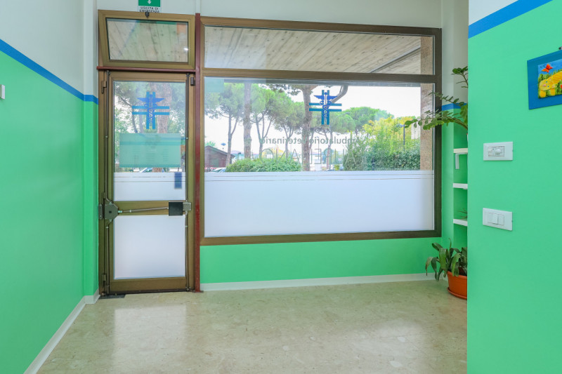 In zona di forte passaggio e in contesto commerciale proponiamo in vendita un locale commerciale ...