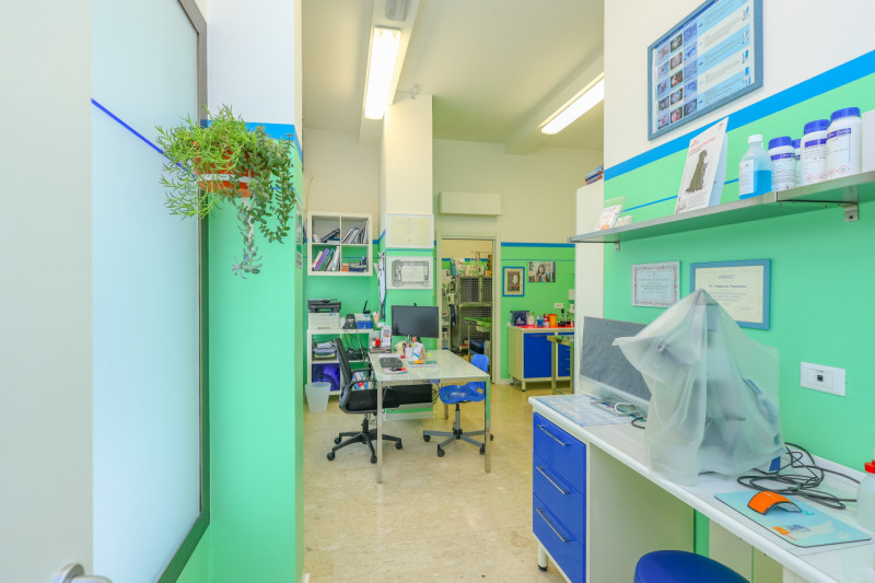 In zona di forte passaggio e in contesto commerciale proponiamo in vendita un locale commerciale ...