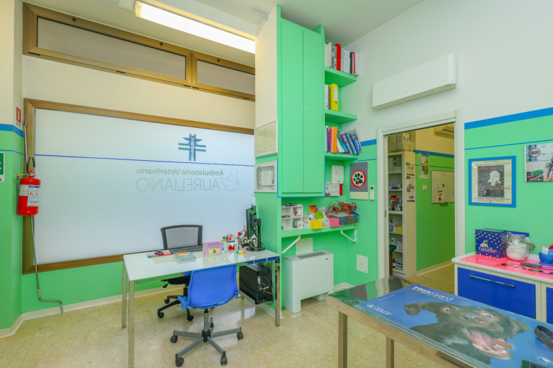 In zona di forte passaggio e in contesto commerciale proponiamo in vendita un locale commerciale ...