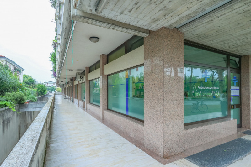 In zona di forte passaggio e in contesto commerciale proponiamo in vendita un locale commerciale ...