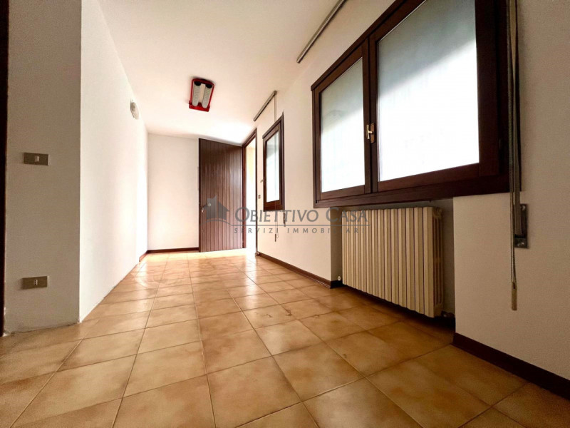 Spazi Luminosi e Funzionali per la Tua Attività

Rif. ATO600 - Proponiamo in locazione un ampio u...