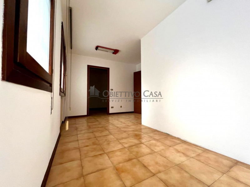 Spazi Luminosi e Funzionali per la Tua Attività

Rif. ATO600 - Proponiamo in locazione un ampio u...