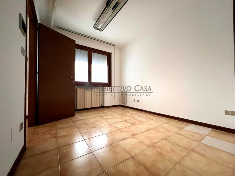 Spazi Luminosi e Funzionali per la Tua Attività

Rif. ATO600 - Proponiamo in locazione un ampio u...