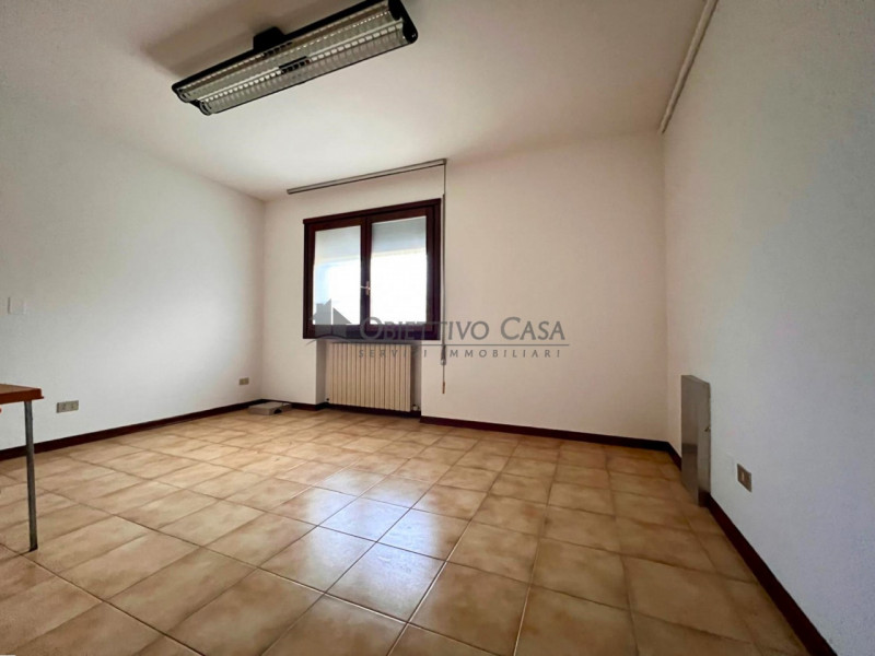 Spazi Luminosi e Funzionali per la Tua Attività

Rif. ATO600 - Proponiamo in locazione un ampio u...