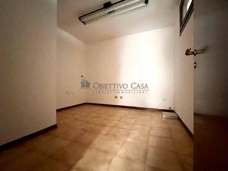 Spazi Luminosi e Funzionali per la Tua Attività

Rif. ATO600 - Proponiamo in locazione un ampio u...