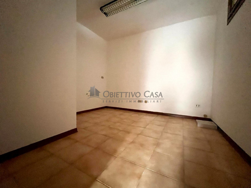 Spazi Luminosi e Funzionali per la Tua Attività

Rif. ATO600 - Proponiamo in locazione un ampio u...