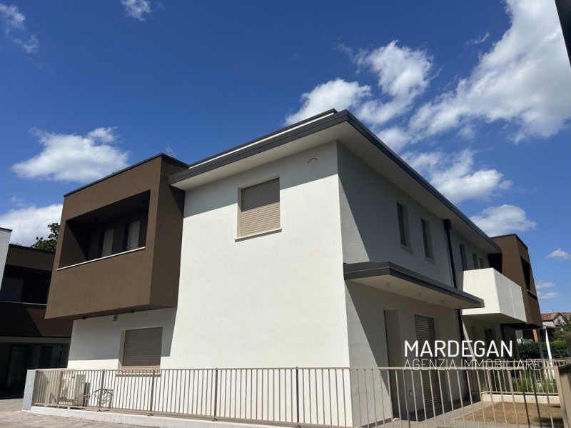 Questa TRIFAMILIARE di NUOVA COSTRUZIONE consegnata al GREZZO AVANZATO sarà personalizzabile nell...