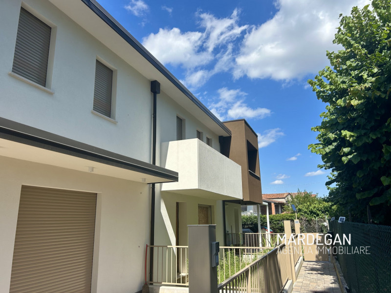 Questa TRIFAMILIARE di NUOVA COSTRUZIONE consegnata al GREZZO AVANZATO sarà personalizzabile nell...