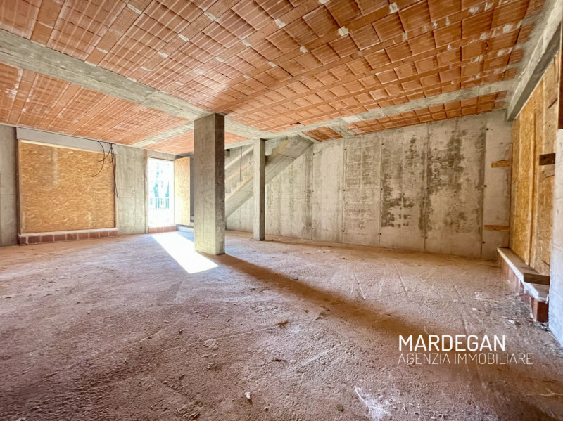 Questa TRIFAMILIARE di NUOVA COSTRUZIONE consegnata al GREZZO AVANZATO sarà personalizzabile nell...