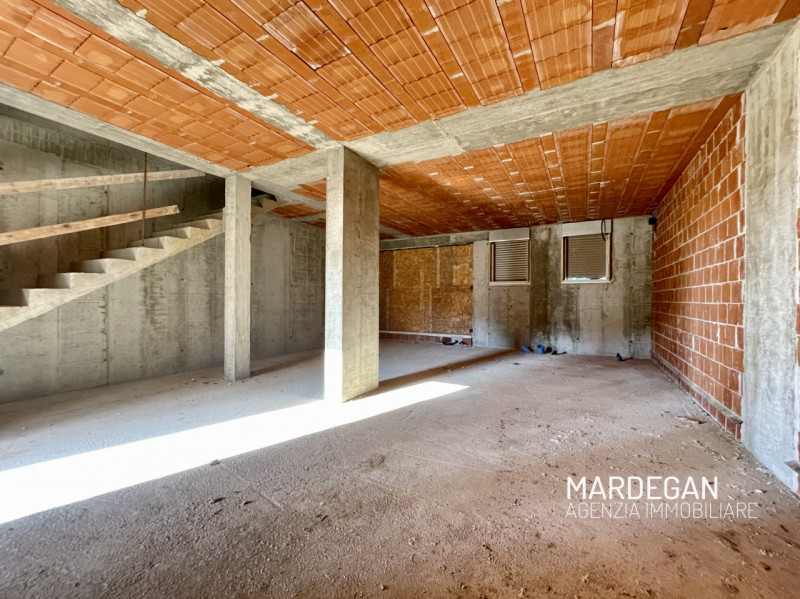 Questa TRIFAMILIARE di NUOVA COSTRUZIONE consegnata al GREZZO AVANZATO sarà personalizzabile nell...