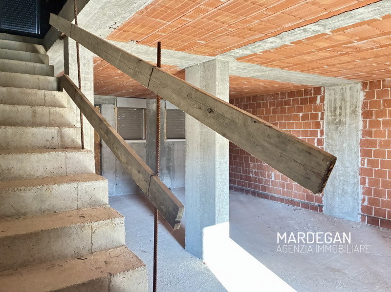 Questa TRIFAMILIARE di NUOVA COSTRUZIONE consegnata al GREZZO AVANZATO sarà personalizzabile nell...