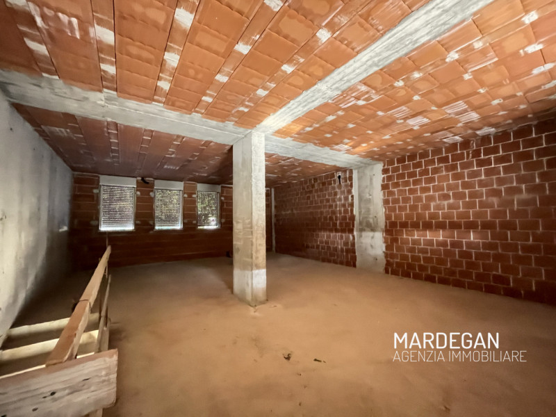 Questa TRIFAMILIARE di NUOVA COSTRUZIONE consegnata al GREZZO AVANZATO sarà personalizzabile nell...