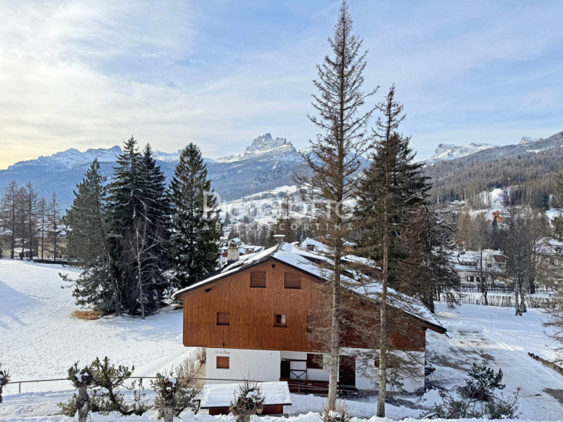 Rif. A5222 - Appartamento in affitto annuale situato nella rinomata Località Chiave di Cortina d'...