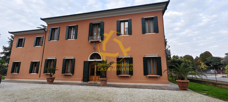 Elegante Villa d'Epoca in Vendita a Mirano