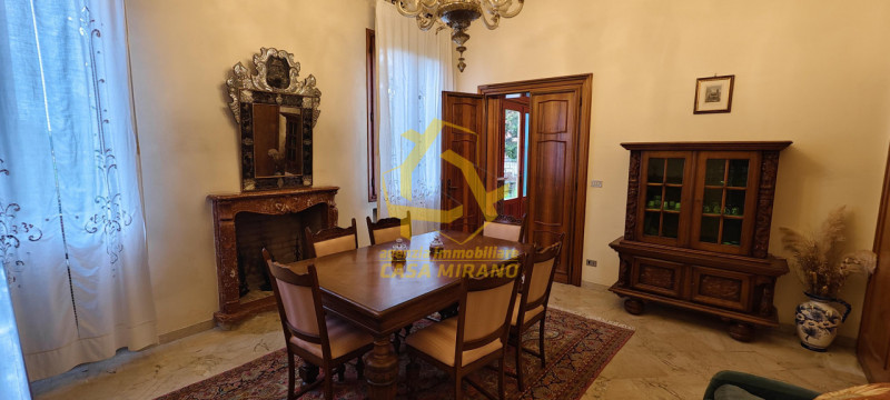Elegante Villa d'Epoca in Vendita a Mirano