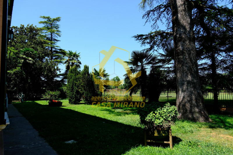 Elegante Villa d'Epoca in Vendita a Mirano