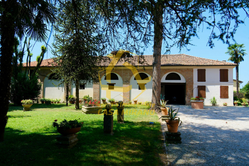 Elegante Villa d'Epoca in Vendita a Mirano