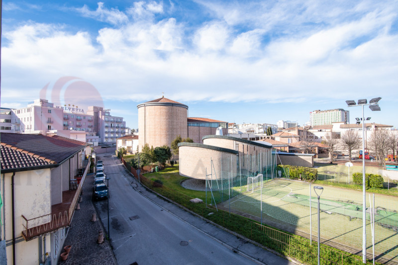 ABANO TERME - Zona Centro - Proponiamo in vendita appartamento da ristrutturare al secondo ed ult...