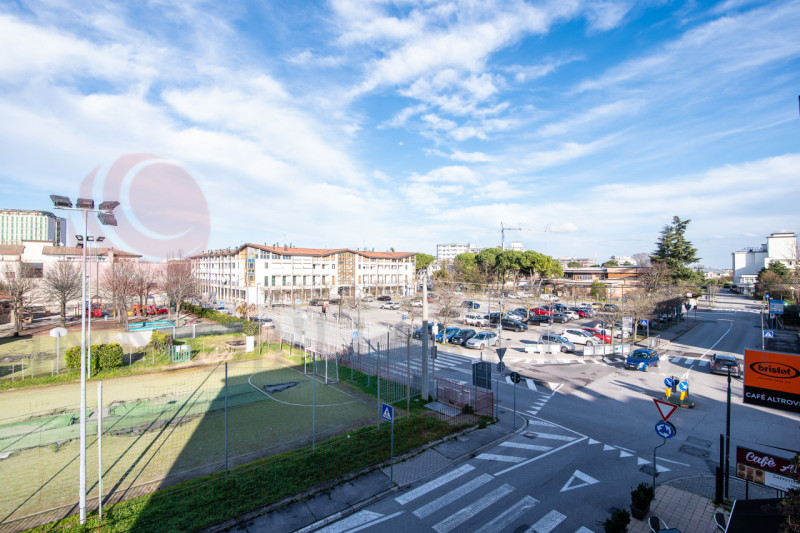 ABANO TERME - Zona Centro - Proponiamo in vendita appartamento da ristrutturare al secondo ed ult...
